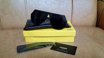 Лот: 9372540. Фото: 1. Продам солнцезащитные очки Fendi. Очки солнцезащитные