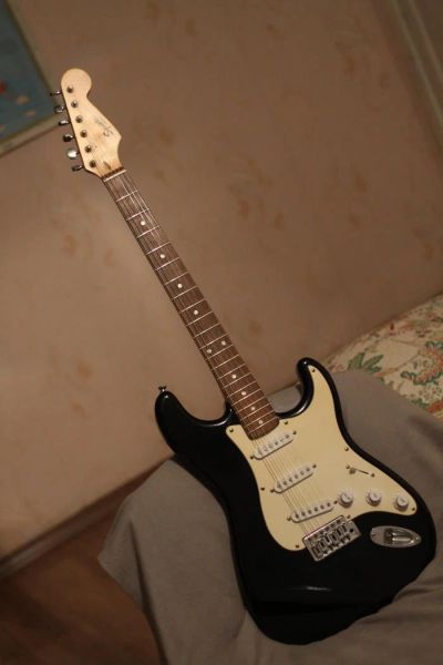 Лот: 6375159. Фото: 1. Squier by Fender Bullet Strat... Гитары