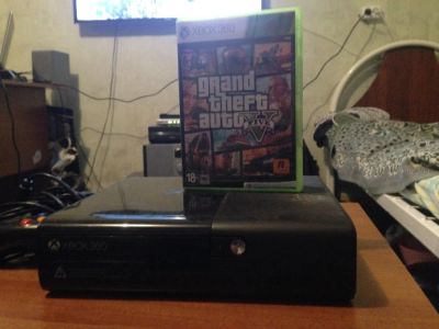 Лот: 4838860. Фото: 1. xbox 360 + GTA 5 Два джостика... Игровые приставки, консоли