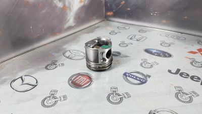 Лот: 23589332. Фото: 1. Поршень Audi A6 AFB 059107066E. Двигатель и элементы двигателя