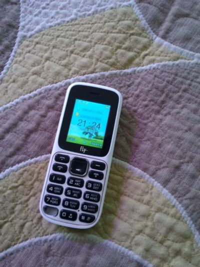 Лот: 19020633. Фото: 1. Кнопочный телефон FLY. Кнопочные мобильные телефоны
