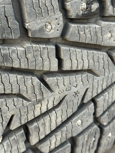 Лот: 25508025. Фото: 1. Зимний комплект Nokian 285/60-18. Шины