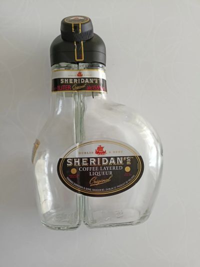 Лот: 21258471. Фото: 1. Бутылка из под ликёра sheridan... Бутылки, пробки, этикетки