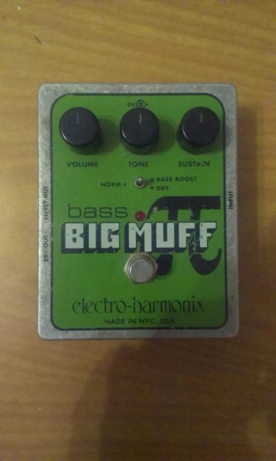 Лот: 7153621. Фото: 1. Electro Harmonix Big Muff Bass... Гитарные эффекты и комбоусилители