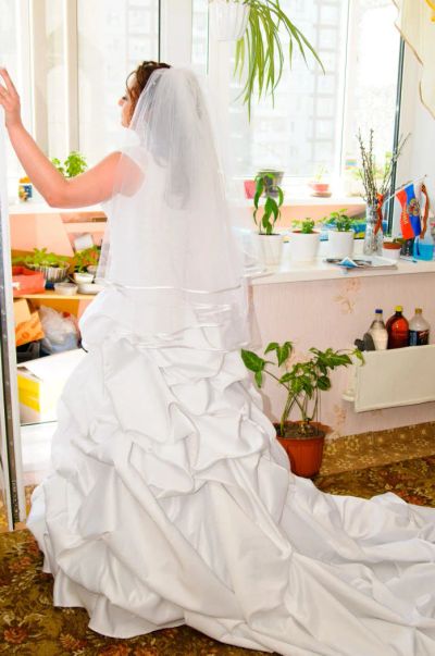 Лот: 7812114. Фото: 1. Свадебное платье со шлейфом. Свадебные платья