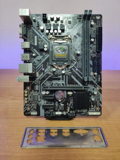 Лот: 22557315. Фото: 1. Материнская плата Gigabyte H310M... Материнские платы
