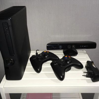 Лот: 13463372. Фото: 1. Xbox 360 250gb + kinnekt + 2 джойстика... Игровые приставки, консоли