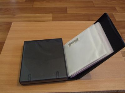 Лот: 12712718. Фото: 1. Коробочка для CD c конвертами. Другое (компьютеры, оргтехника, канцтовары)