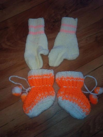Лот: 5563381. Фото: 1. Вязаные носочики и пинетки 6-12... Носки, колготки