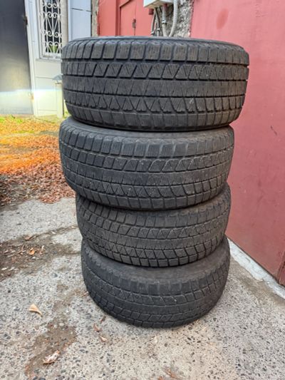 Лот: 25797137. Фото: 1. комплект зимний 275 45 20 bridgestone. Шины