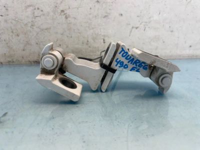 Лот: 23503754. Фото: 1. кронштейн двери Volkswagen Touareg... Другое (автозапчасти)