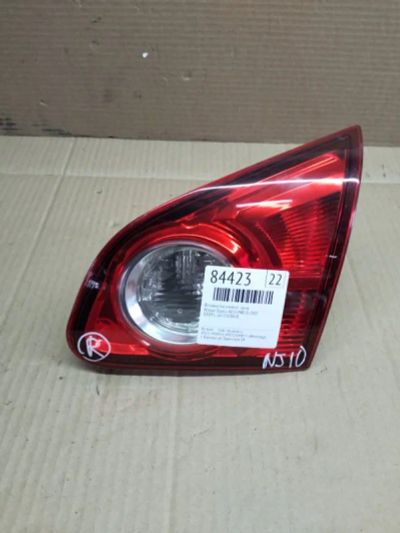 Лот: 21402077. Фото: 1. вставка багажника Nissan Dualis... Двигатель и элементы двигателя