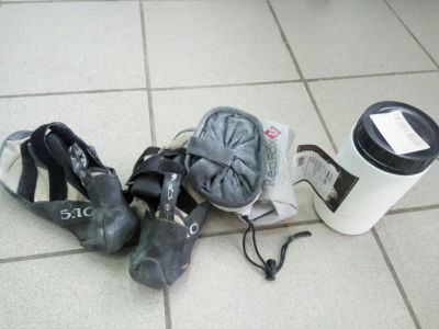 Лот: 9450302. Фото: 1. Скальники 5.10 , магнезия и мешочек... Альпинизм и скалолазание