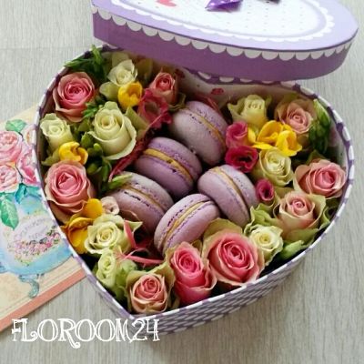Лот: 7771387. Фото: 1. Цветочная коробочка с макаронс... Свежие цветы