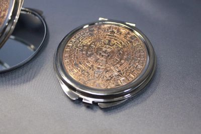 Лот: 11409983. Фото: 1. Зеркальце карманное с гравировкой... Сувенирные мелочи