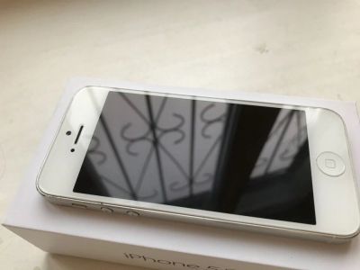 Лот: 10986875. Фото: 1. iPhone 5 16gb white. Смартфоны