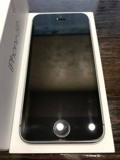 Лот: 13884003. Фото: 1. Смартфон Apple iPhone SE Black... Смартфоны