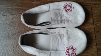Лот: 12192071. Фото: 1. Белые кожаные чешки с вышивкой... Другое (обувь)