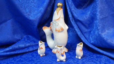 Лот: 11452503. Фото: 1. Штоф и рюмки фарфор.Набор для... Рюмки, стопки