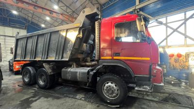 Лот: 24571270. Фото: 1. Самосвал VOLVO FM TRUCK 6X6 БЦМ-53. Автомобили