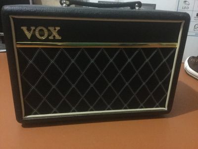 Лот: 15155824. Фото: 1. Басовый комбик VOX Pathfinder... Гитарные эффекты и комбоусилители