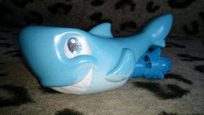 Лот: 5503497. Фото: 1. Заводная акула на батарейках в... Игрушки для купания