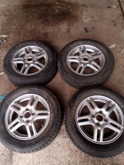 Лот: 25805305. Фото: 1. Литые диски R14 4x100 с зимней... Шины