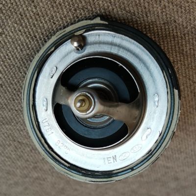 Лот: 20651776. Фото: 1. Термостат Hyundai G4FG. Двигатель и элементы двигателя