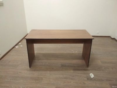 Лот: 13609789. Фото: 1. стол коричневый. Компьютерные и письменные столы