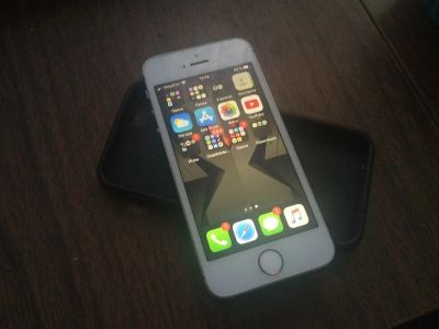 Лот: 16478146. Фото: 1. iPhone SE 32gb. Смартфоны