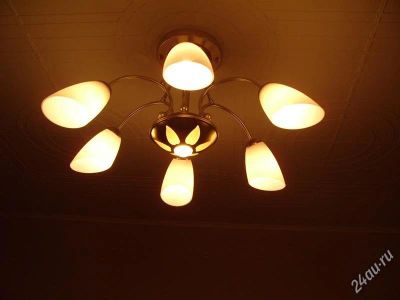 Лот: 879646. Фото: 1. люстра с трещинками на двух плафонах. Другое освещение