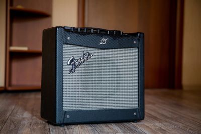 Лот: 14483563. Фото: 1. Комбоусилитель Fender Mustang... Гитарные эффекты и комбоусилители