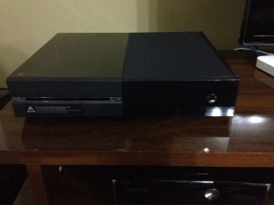 Лот: 7467906. Фото: 1. Xbox One 500ГБ 90+игр + 2 джоя... Игровые приставки, консоли