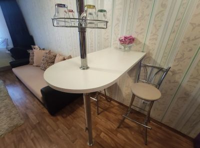 Лот: 18024983. Фото: 1. Барная стойка + 2 стула. Столешницы, барные стойки