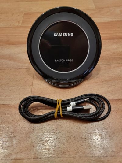Лот: 18631316. Фото: 1. Беспроводная зарядка Samsung EP-NG930... Зарядные устройства, блоки питания, адаптеры сетевые для смартфонов