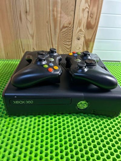 Лот: 21453365. Фото: 1. Консоль Xbox 360 S ( 2 геймпада... Консоли