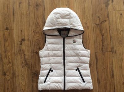 Лот: 6527826. Фото: 1. Жилетка Moncler женская. Верхняя одежда