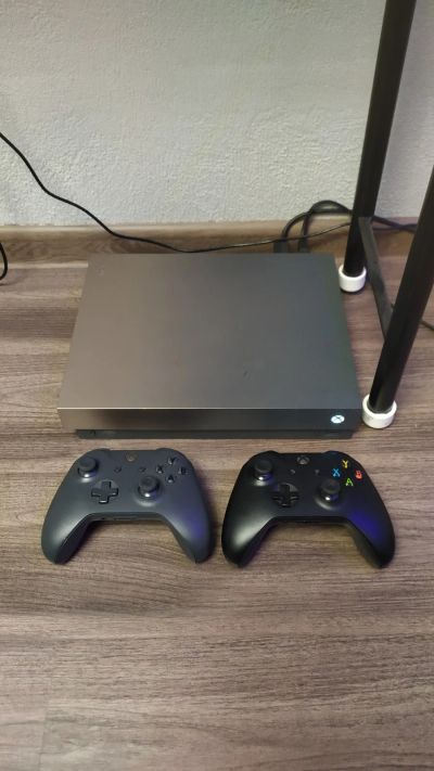 Лот: 15933726. Фото: 1. Xbox One X + 2 геймпада. Игровые приставки, консоли