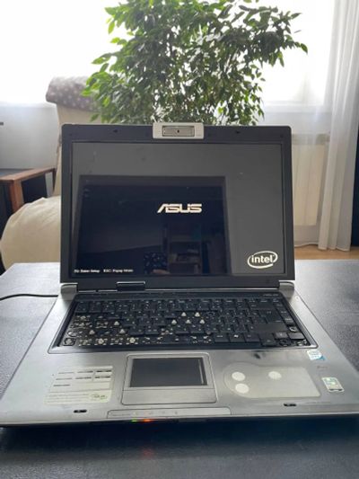 Лот: 24377789. Фото: 1. Три ноутбука ASUS и одна зарядка. Ноутбуки
