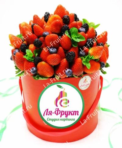 Лот: 15835064. Фото: 1. Букет из клубники в Шляпной коробочке. Букеты из конфет, игрушек