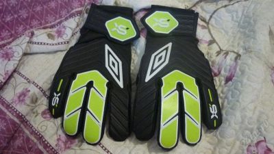 Лот: 1228927. Фото: 1. перчатки вратарские умбро umbro... Защита тела