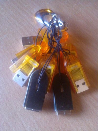Лот: 5904422. Фото: 1. пара брелков card reader USB microSD. Картридеры
