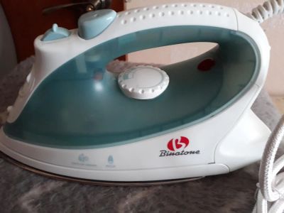 Лот: 10726000. Фото: 1. Утюг Binatone SI2600. Утюги, парогенераторы, отпариватели