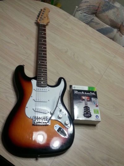 Лот: 3583197. Фото: 1. RockSmith RealTone Cable + Электрогитара... Аксессуары для игровых приставок, консолей, геймпады