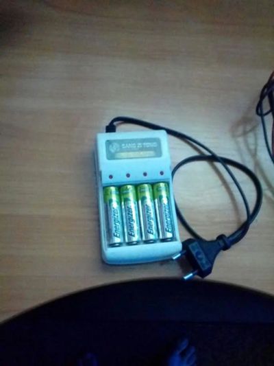 Лот: 9343829. Фото: 1. пальчиковые аккумуляторы + зарядное... Батарейки, аккумуляторы, элементы питания
