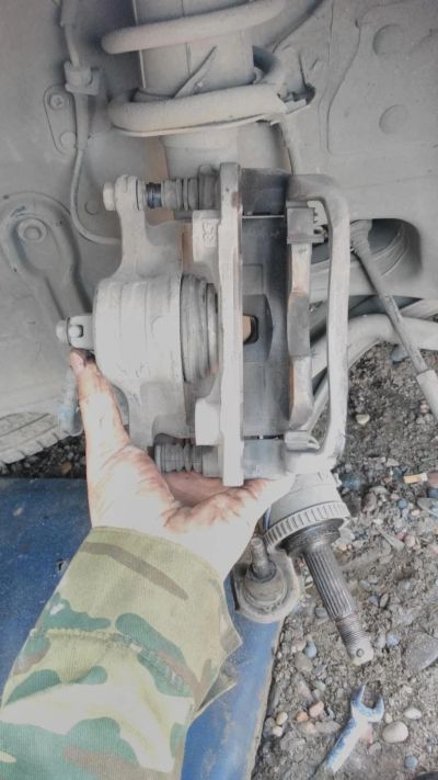 Лот: 8465134. Фото: 1. Суппорт Nissan Cube AZ10 передний... Тормозная система