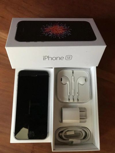 Лот: 10408630. Фото: 1. IPhone SE 32 GB. Смартфоны