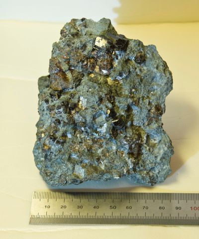 Лот: 11661606. Фото: 1. Гранат андрадит (кристаллы в породе... Минералы и окаменелости