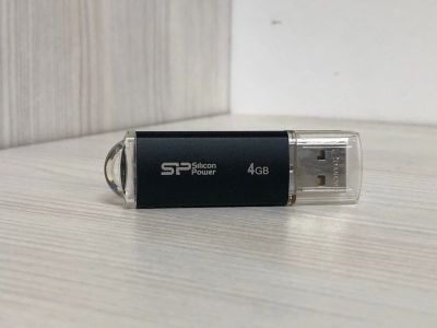 Лот: 15569469. Фото: 1. USB-флеш карта на 4Гб. Цена 150... USB-флеш карты