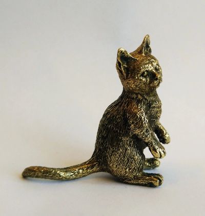 Лот: 17723483. Фото: 1. Котенок играет №4 - фигурка из... Фигурки, статуэтки